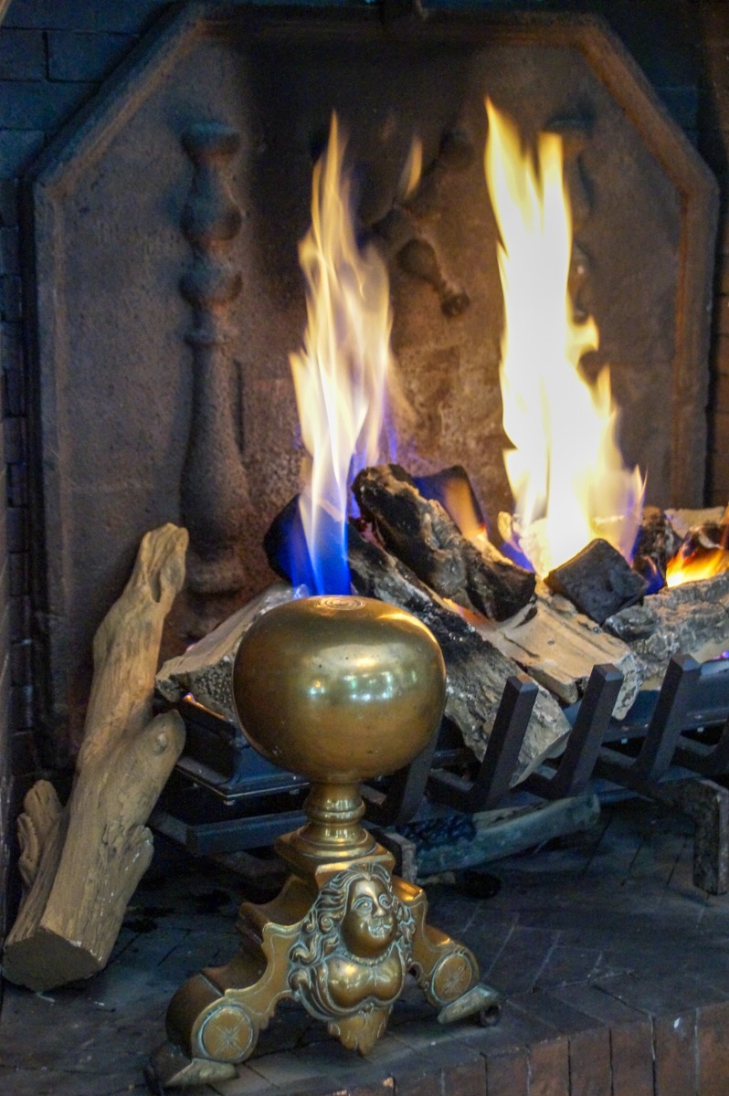 Accessoires de cheminée : pare-feu, chenets, panier à bûches