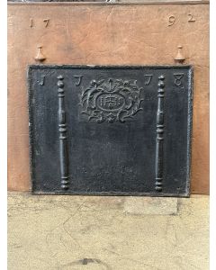 Plaque de Cheminée 'Piliers avec Monogramme IHS'