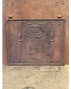 Plaque de Cheminée 'Piliers avec Monogramme IHS'