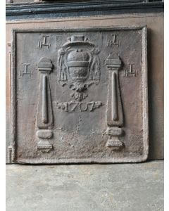 Plaque de Cheminée 'Piliers avec Monogramme IHS'