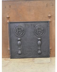 Plaque de Cheminée 'Piliers avec Monogramme IHS'