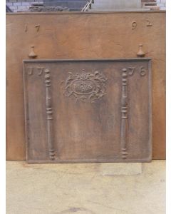 Plaque de Cheminée 'Piliers avec Monogramme IHS'