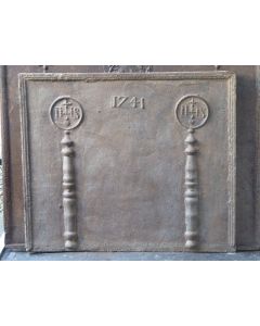 Plaque de Cheminée 'Piliers avec Monogramme IHS'