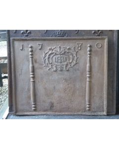Plaque de Cheminée 'Piliers avec Monogramme IHS'