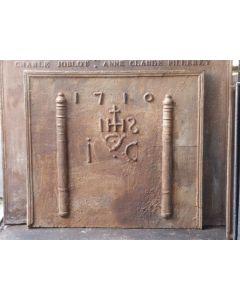 Plaque de Cheminée 'Piliers avec Monogramme IHS'