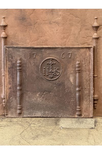 Plaque de Cheminée 'Piliers avec Monogramme IHS'