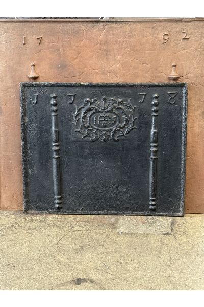 Plaque de Cheminée 'Piliers avec Monogramme IHS'
