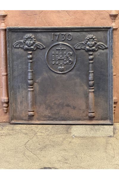 Plaque de Cheminée 'Piliers avec Monogramme IHS'
