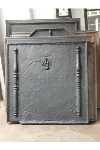 Plaque de Cheminée 'Piliers avec Monogramme IHS'