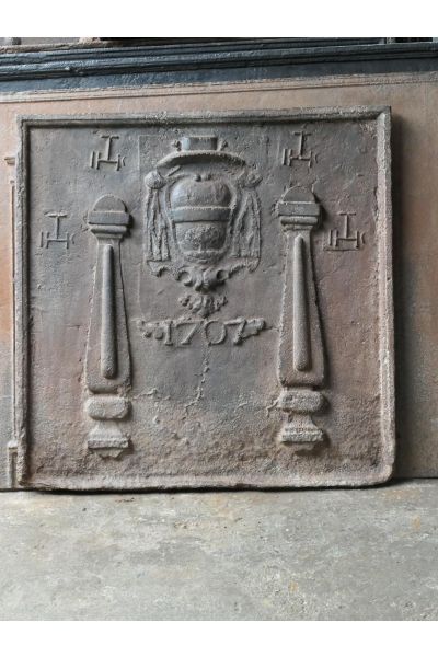 Plaque de Cheminée 'Piliers avec Monogramme IHS'