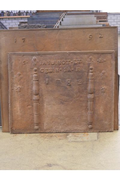 Plaque de Cheminée 'Piliers et Fleurs de Lys'