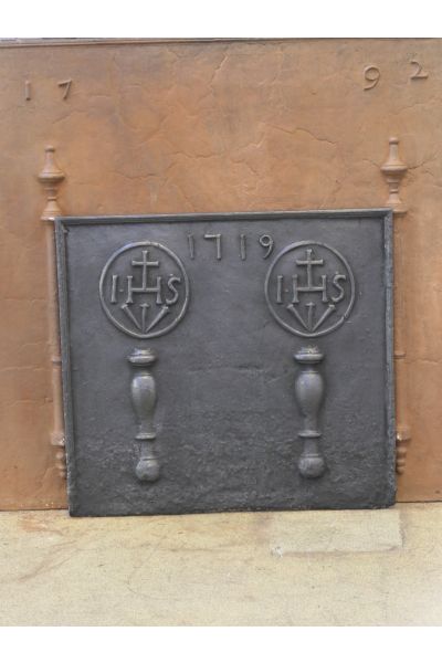 Plaque de Cheminée 'Piliers avec Monogramme IHS'