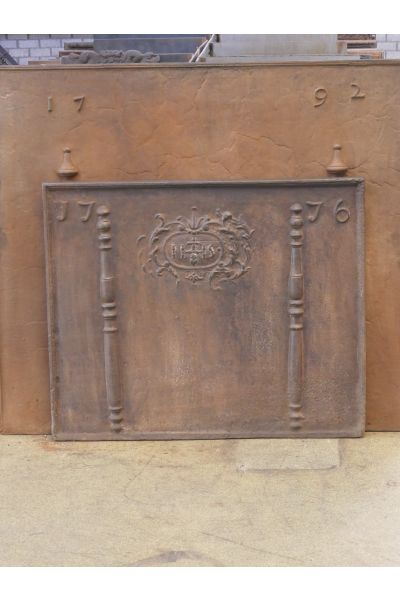 Plaque de Cheminée 'Piliers avec Monogramme IHS'
