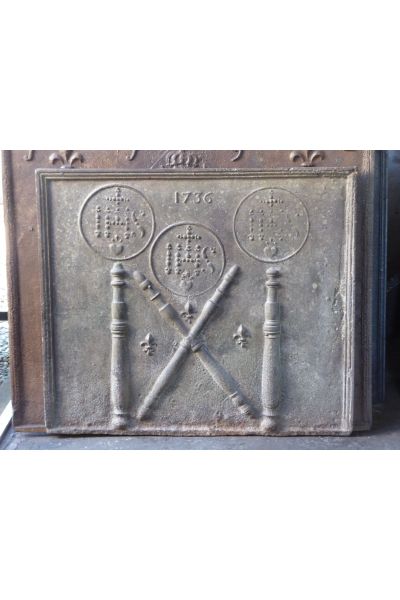 Plaque de Cheminée 'Piliers avec Monogramme IHS'