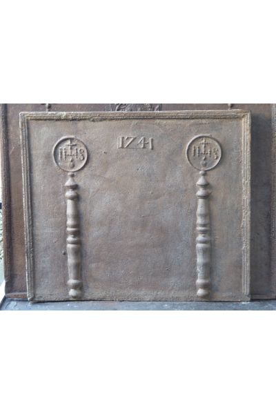 Plaque de Cheminée 'Piliers avec Monogramme IHS'