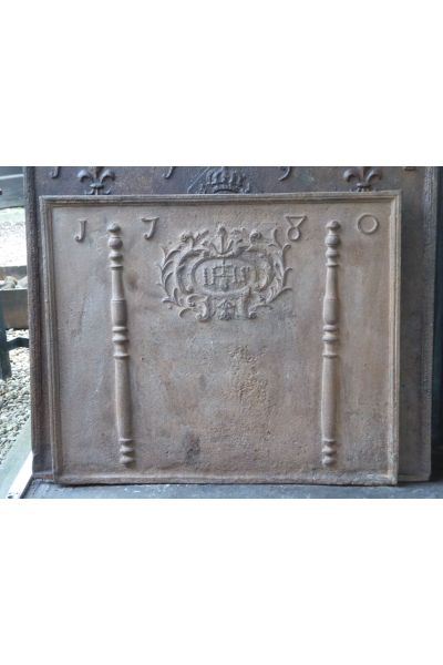 Plaque de Cheminée 'Piliers avec Monogramme IHS'