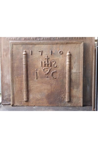 Plaque de Cheminée 'Piliers avec Monogramme IHS'