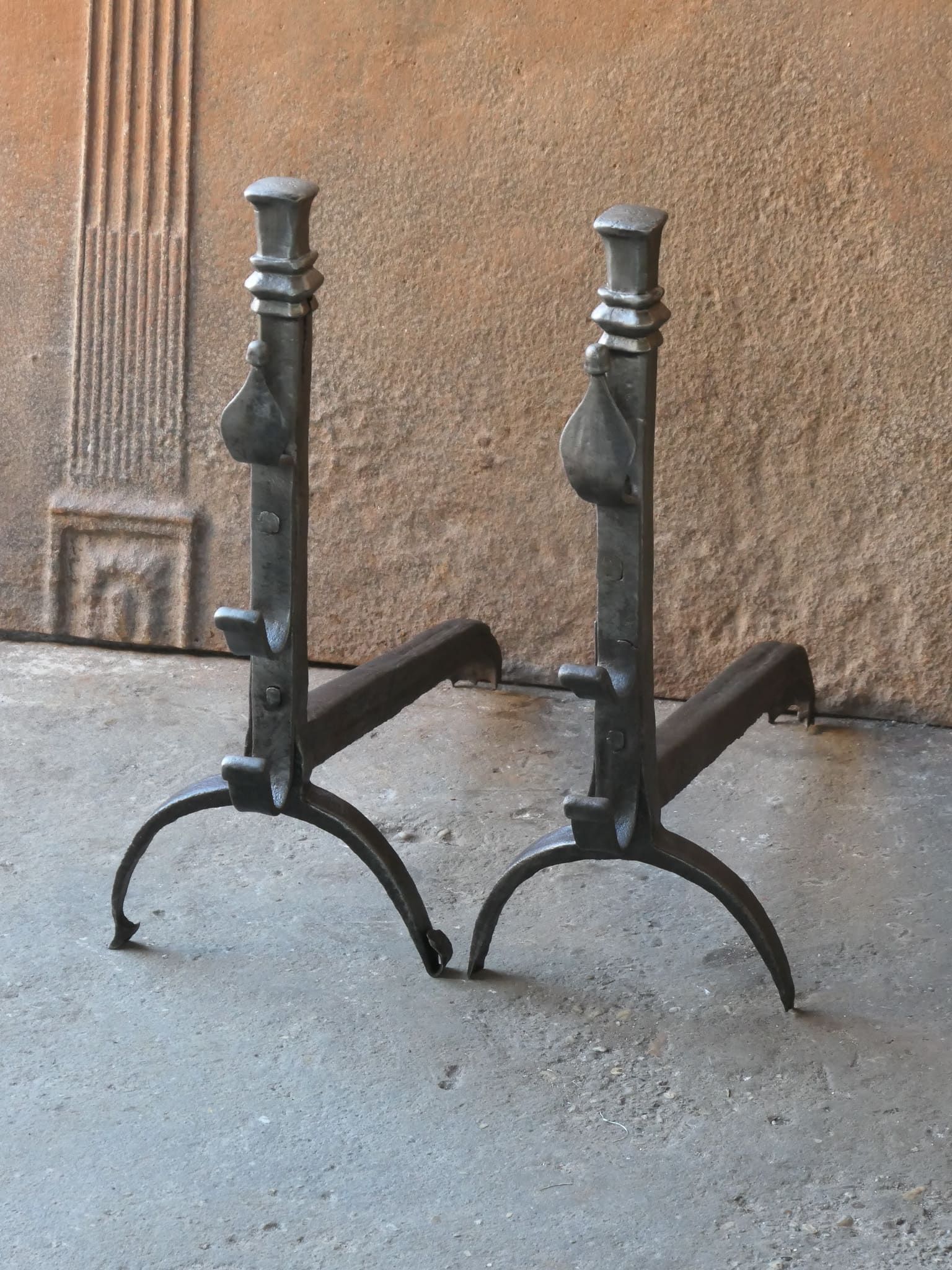 Paire de chenets anciens en fer forgé d'époque 18ème