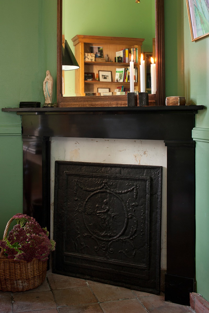 le foyer non utilisé, decoré avec une plaque de cheminée