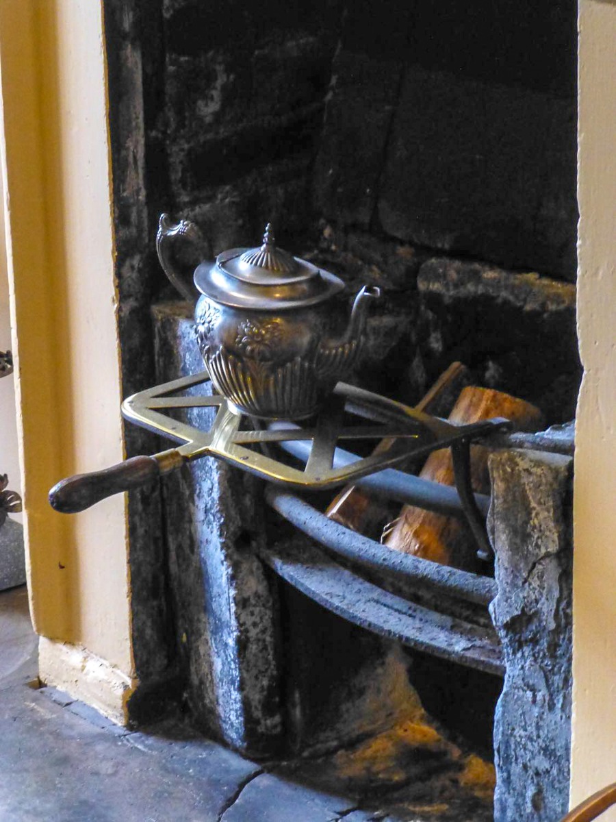 le foyer non utilisé, decoré avec des ustensiles de cuisine anciennes