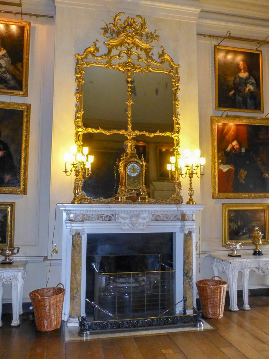 le foyer non utilisé, decoré avec un pare feu de cheminée