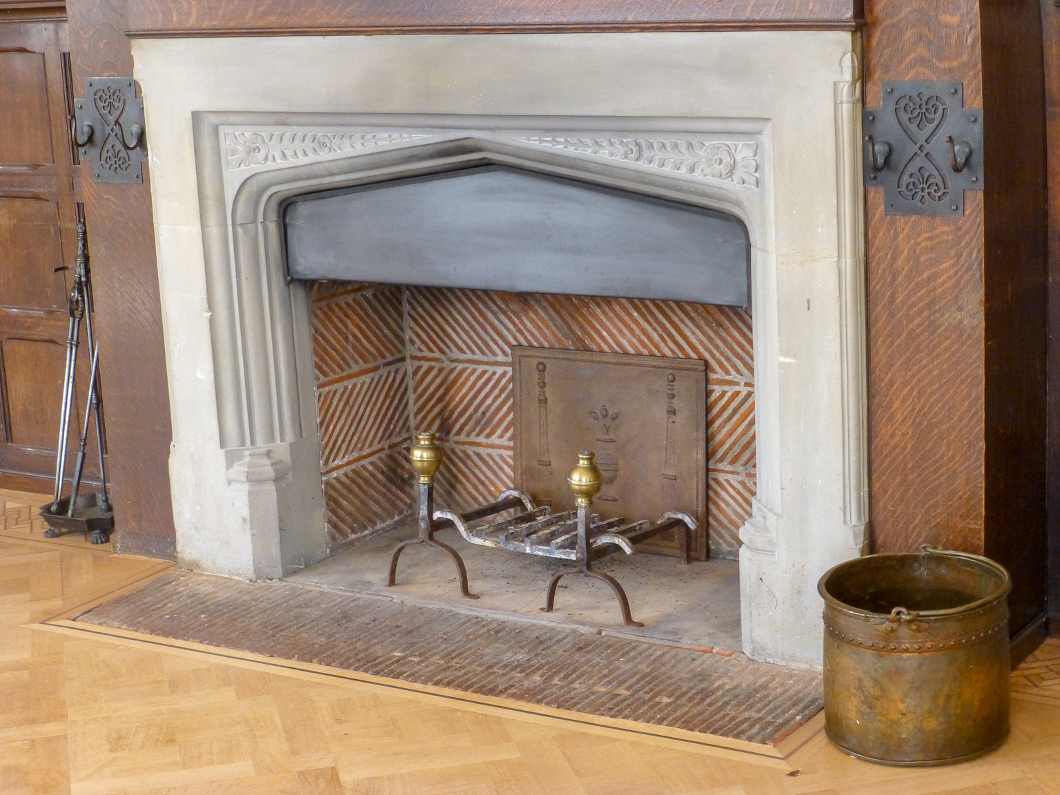 le foyer non utilisé, decoré avec des accessoires de cheminée