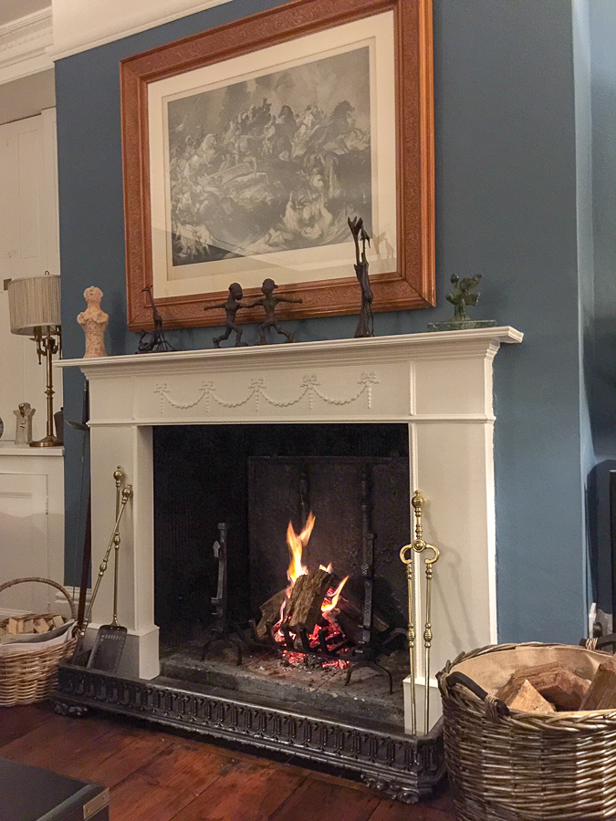 Plaque de cheminée dans un foyer à Sutton