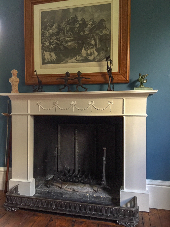 Plaque de cheminée dans un foyer à Sutton