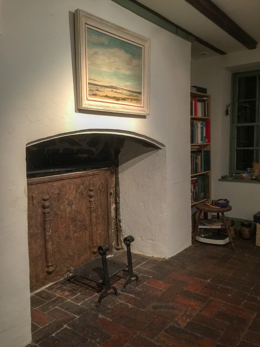 le foyer non utilisé, decoré avec une plaque de cheminée