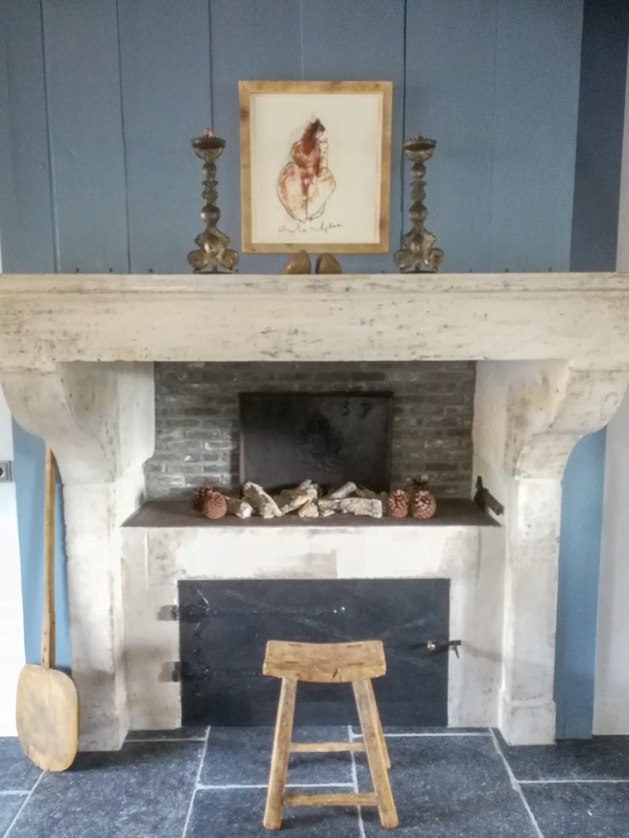 le foyer non utilisé, decoré avec une plaque de cheminée