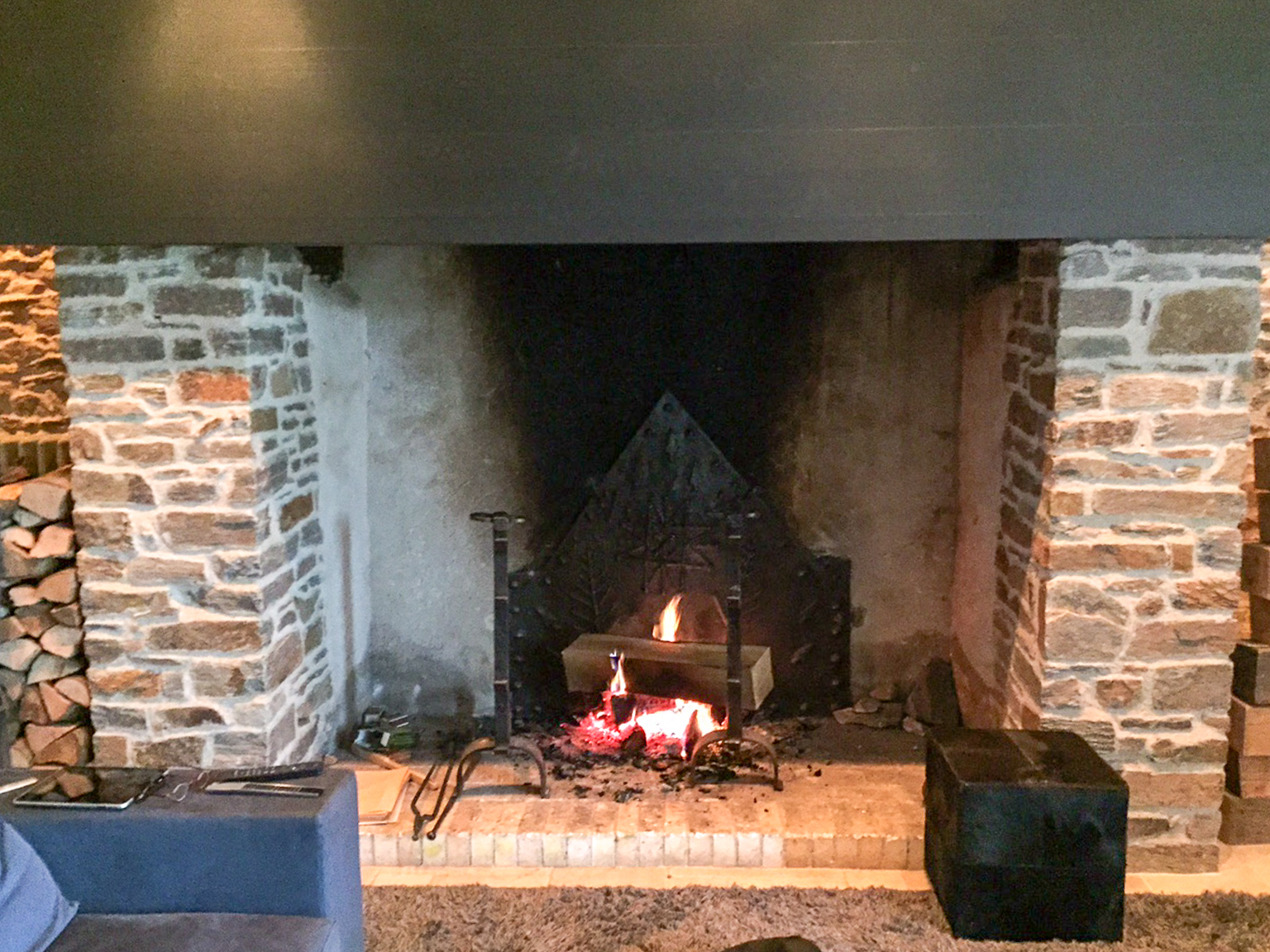 Plaque de cheminée et chenets délivré par https://www.plaque-de-cheminee.fr à Corrèze, Dordogne