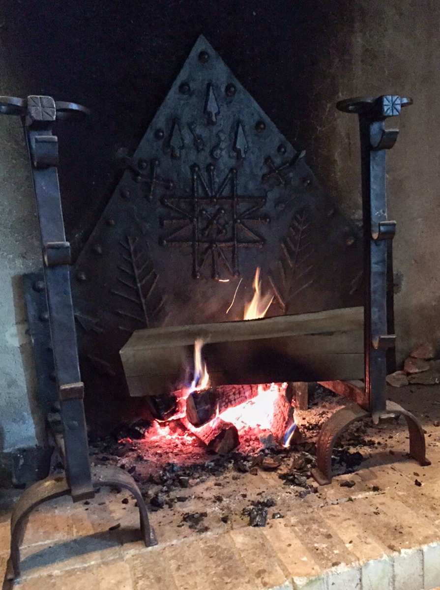 Plaque de cheminée et chenets délivré par https://www.plaque-de-cheminee.fr à Corrèze, Dordogne