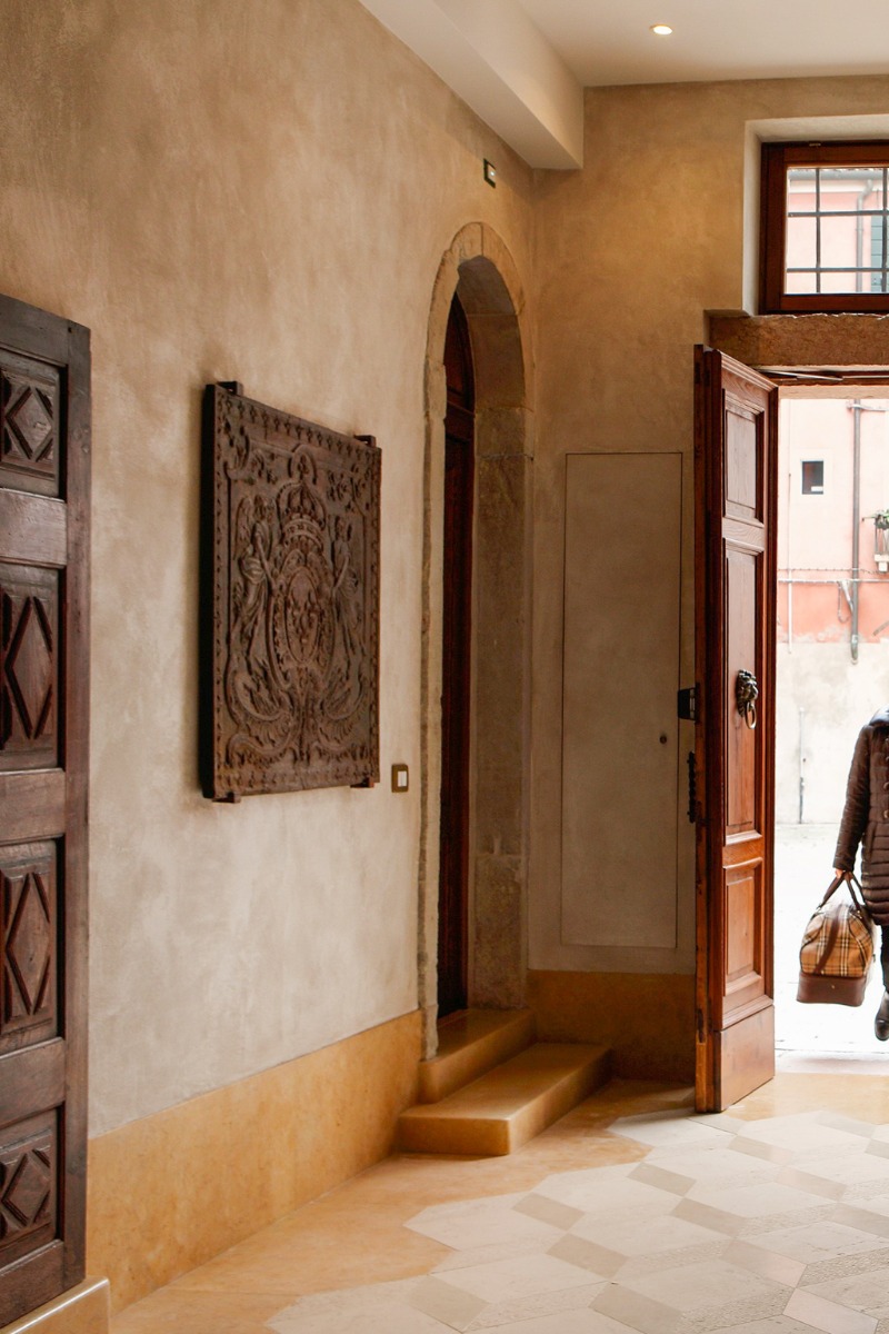 Grande plaque de cheminée française ancienne dans une salle de réception d’un hôtel à Venise 