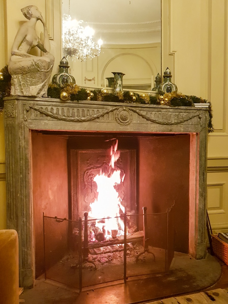 Pare feu de cheminée français antique dans une cheminée ancienne avec plaque de cheminée ancienne