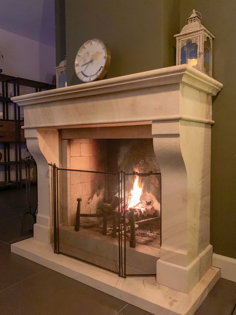 Nouveau pare feu français fait à la main à 3 panneaux (57 cm de haut) dans une cheminée française moderne avec plaque de cheminée antique et chenets français anciens
