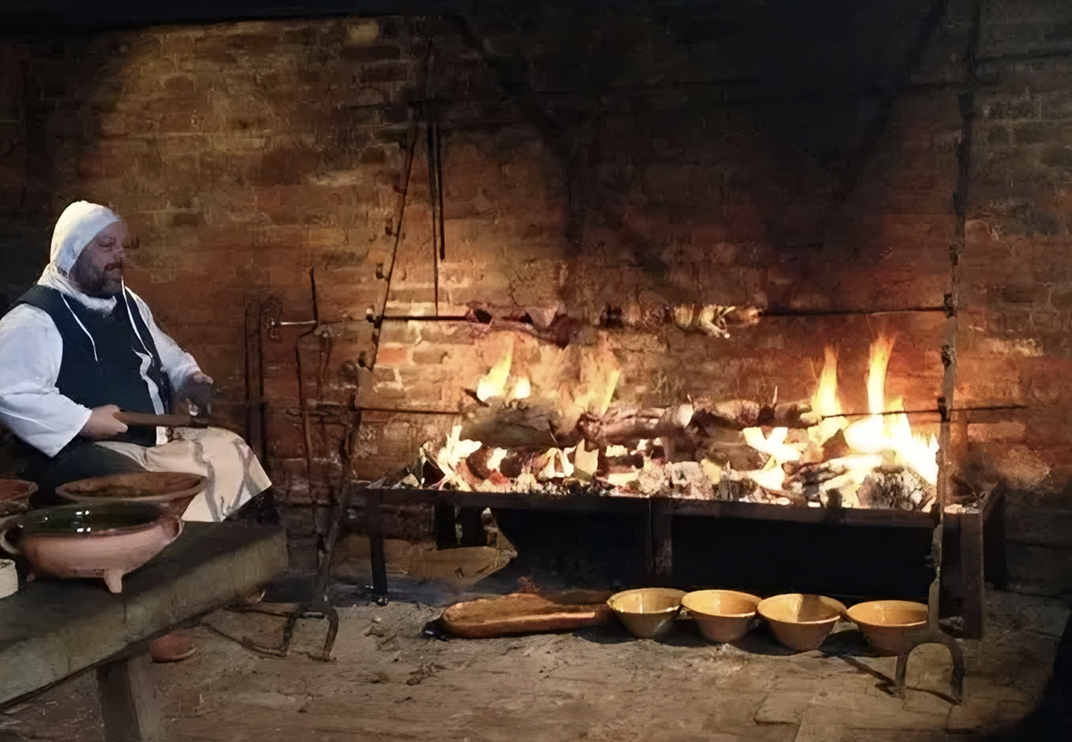 Griller dans une cheminée de château avec des tournebroches manuels