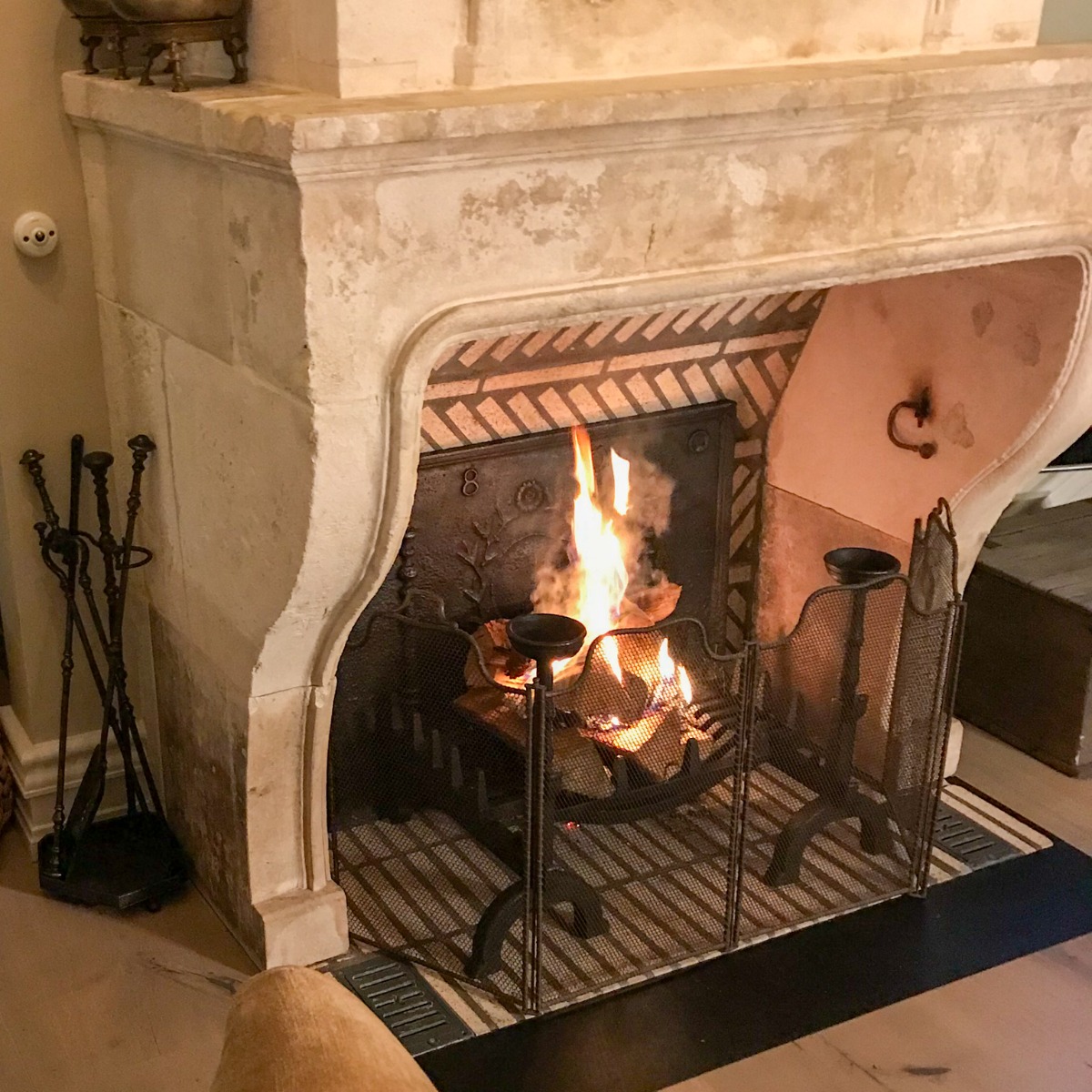 Pare feu de cheminée français ancien à 4 panneaux (55 cm de haut) dans une cheminée espagnole ancienne avec plaque de cheminée ancienne et chenets français anciens avec une nouvelle grille de feu et un bel serviteur de cheminée anglais ancien