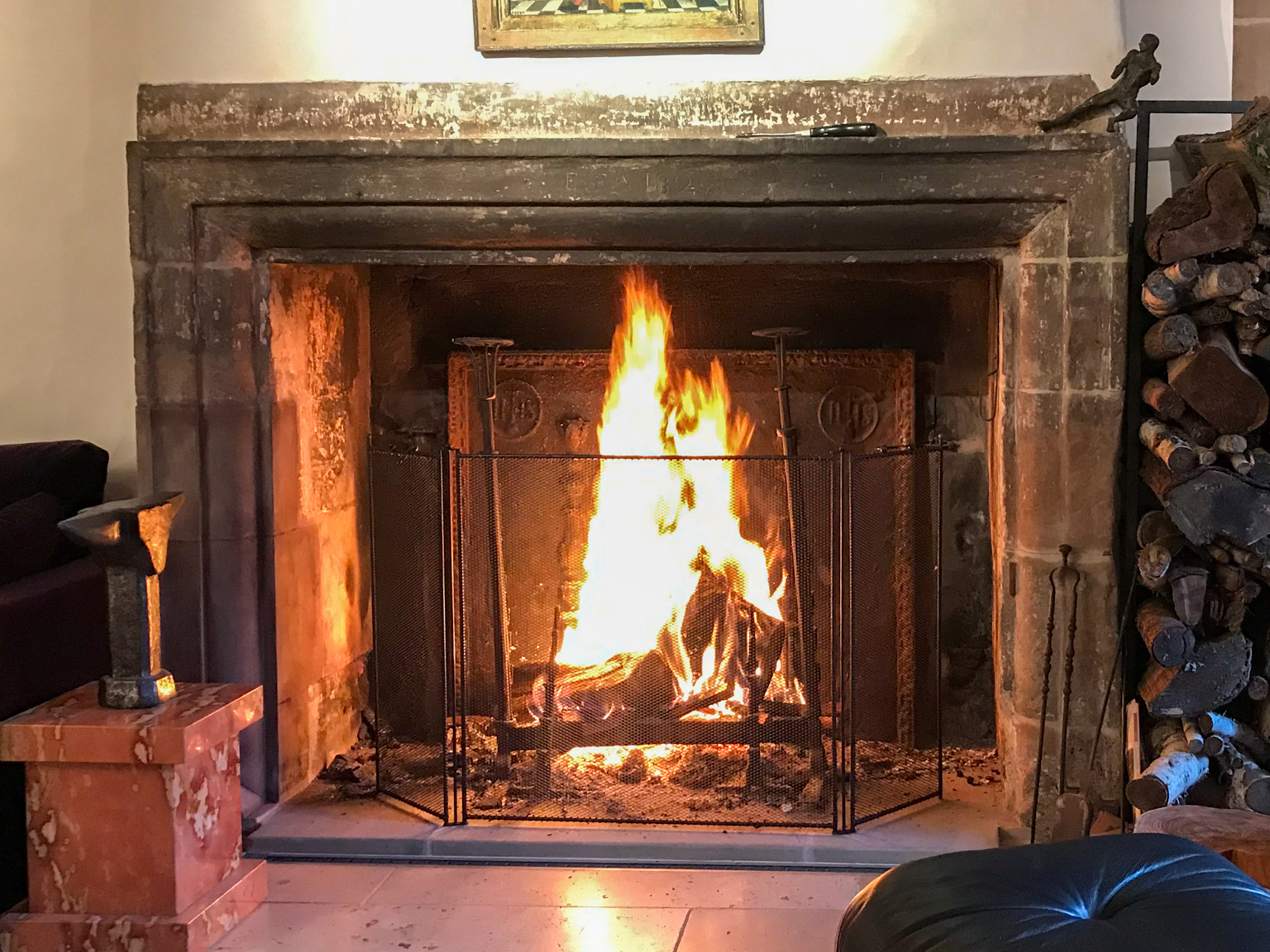 Grand pare feu français neuf à 3 panneaux (77 cm de haut) dans une cheminée ancienne avec plaque de cheminée ancienne et chenets anciens et pinces à cheminée françaises