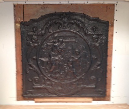 Plaque de cheminée au-dessus d'un poêle