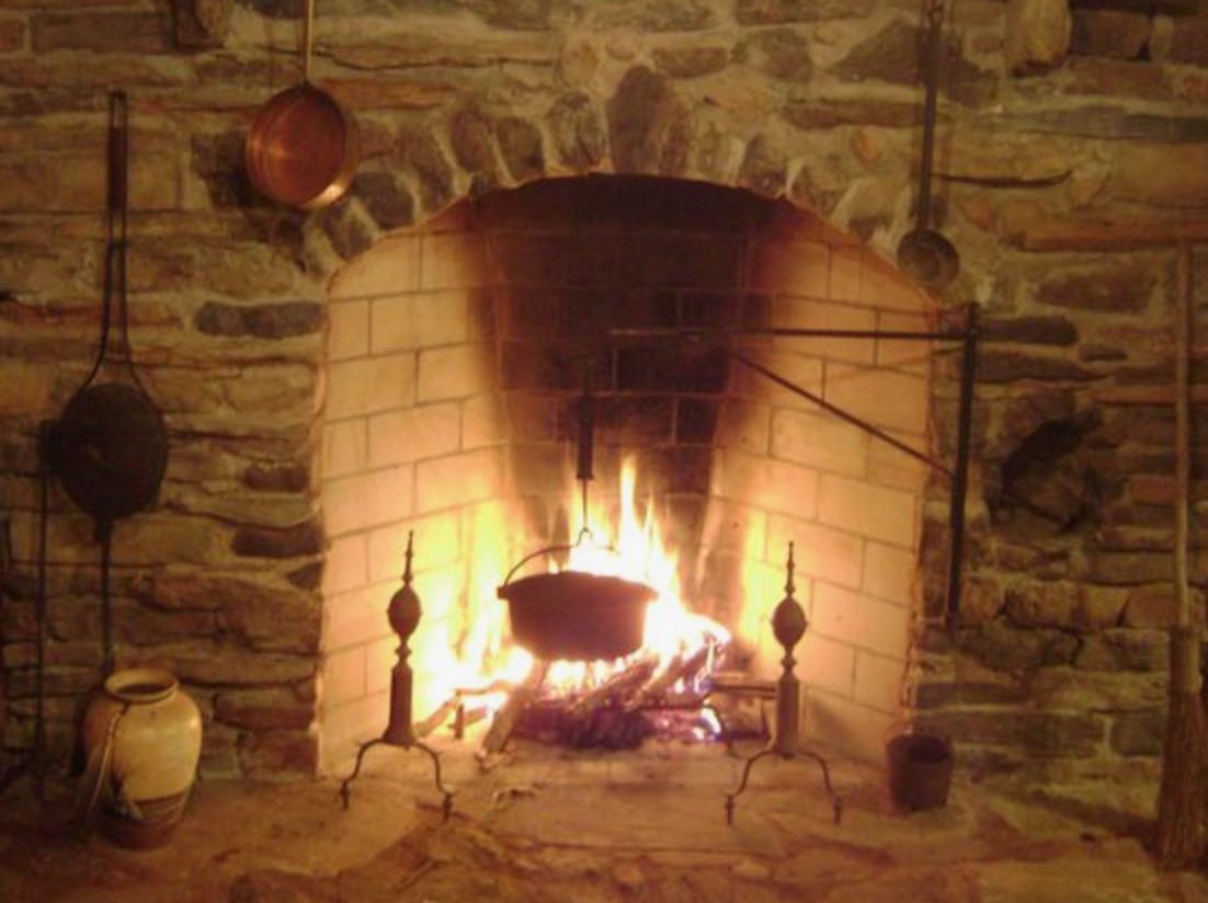 Faire griller avec une potence crémaillère pivotante de cheminée