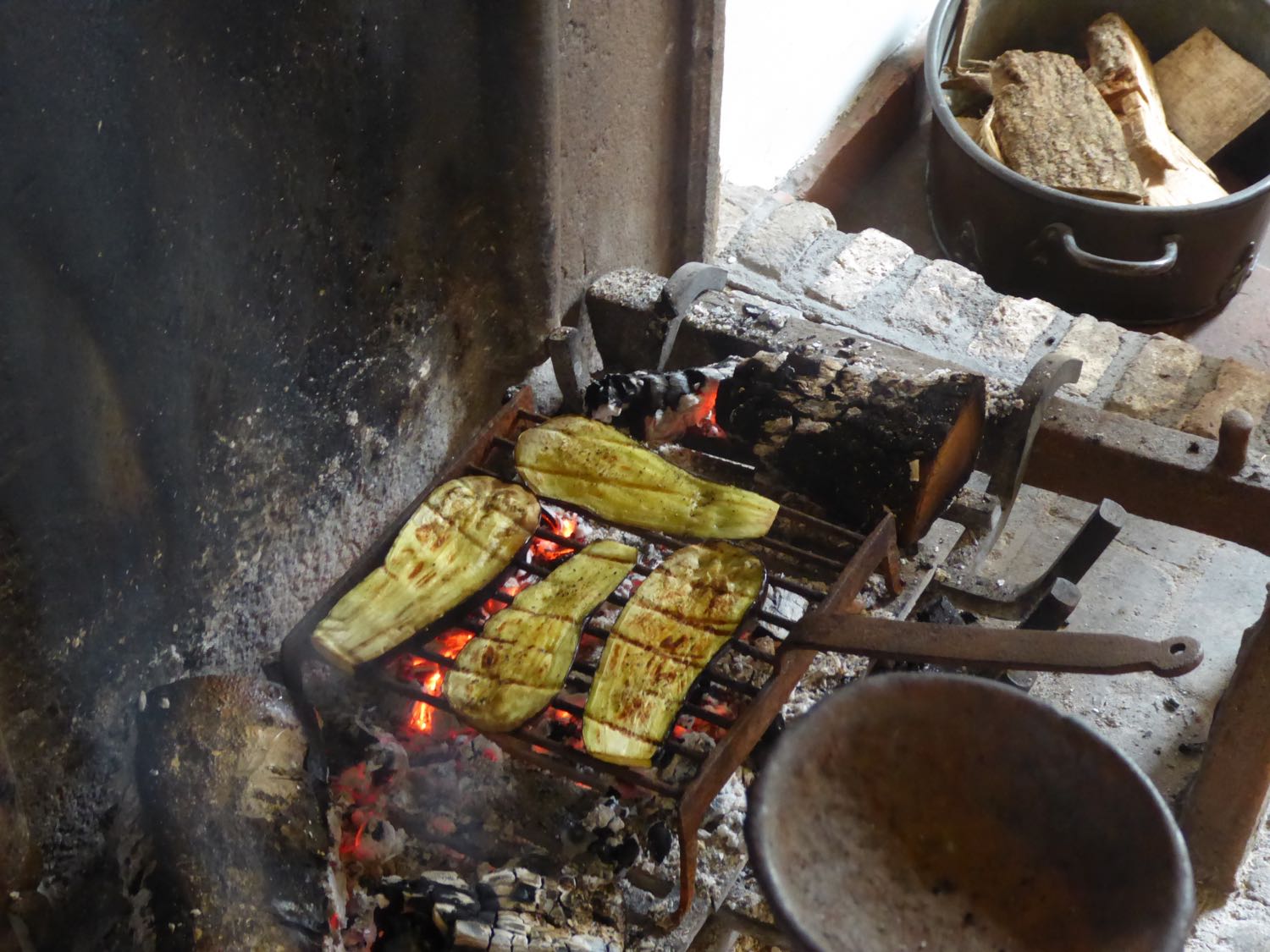 Faire griller les courgettes dans la cheminée