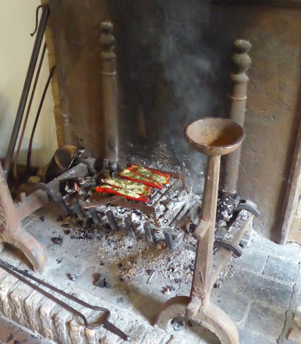 Griller les poivrons dans la cheminée